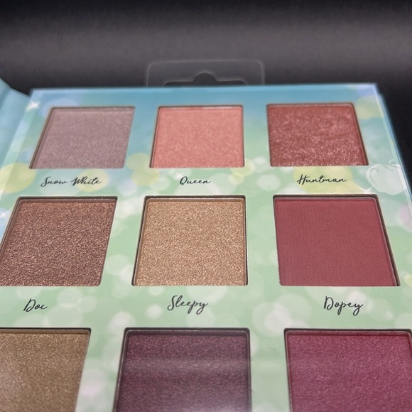 🎉 New Disney Princess Snow White 12 Color Eyeshadow Mirror Palette - Picture 3 of 6
